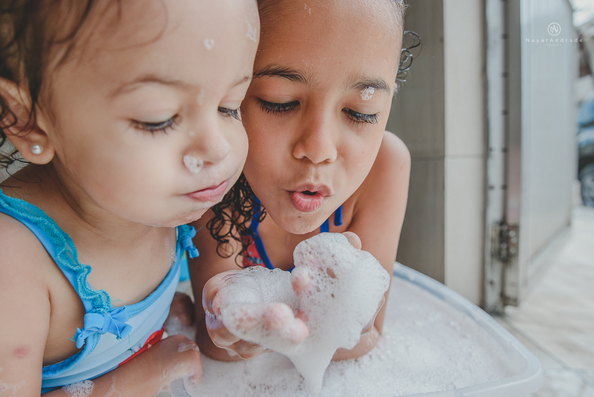 banho de piscina e mangueira na casa da vovo  com direito a espuma e sabao ensaio infantil lifestyle