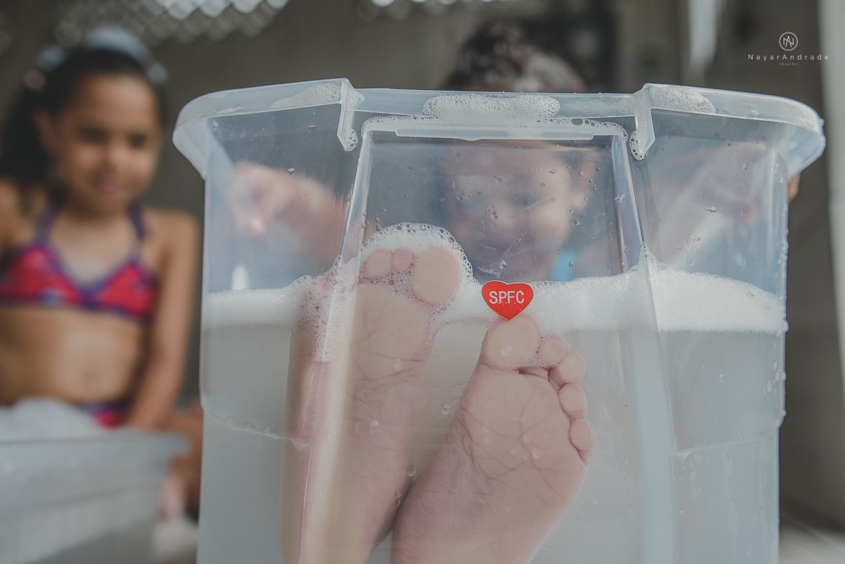 banho de piscina e mangueira na casa da vovo  com direito a espuma e sabao ensaio infantil lifestyle