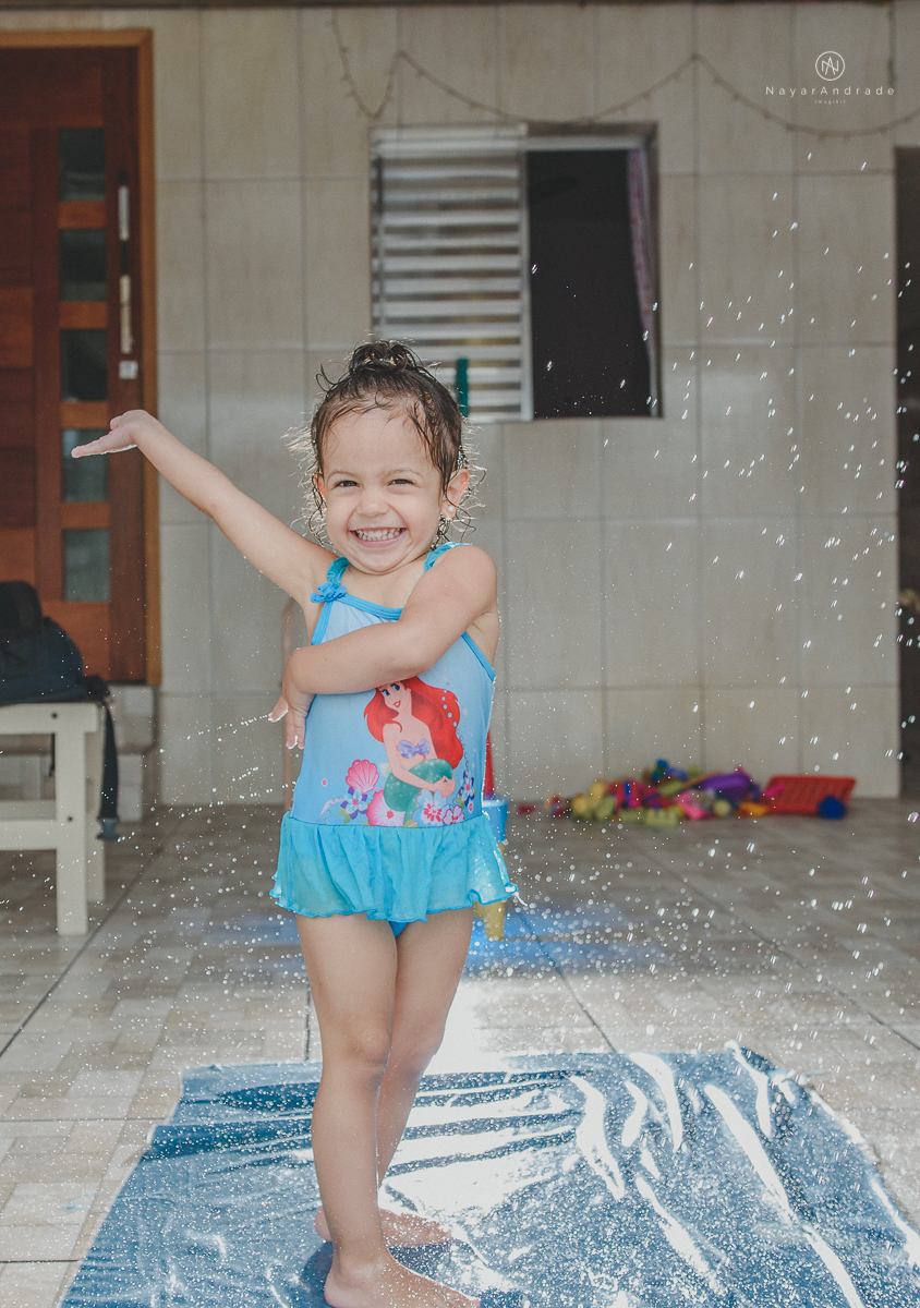 banho de piscina e mangueira na casa da vovo  com direito a espuma e sabao ensaio infantil lifestyle