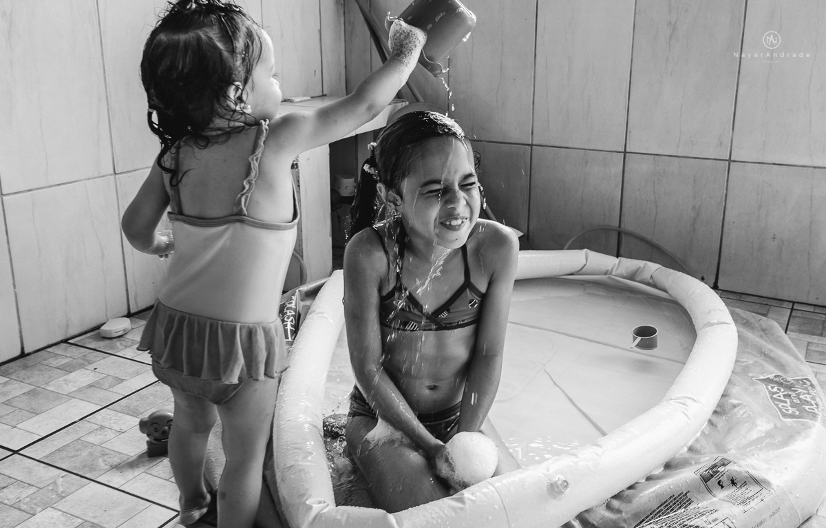 banho de piscina e mangueira na casa da vovo  com direito a espuma e sabao ensaio infantil lifestyle