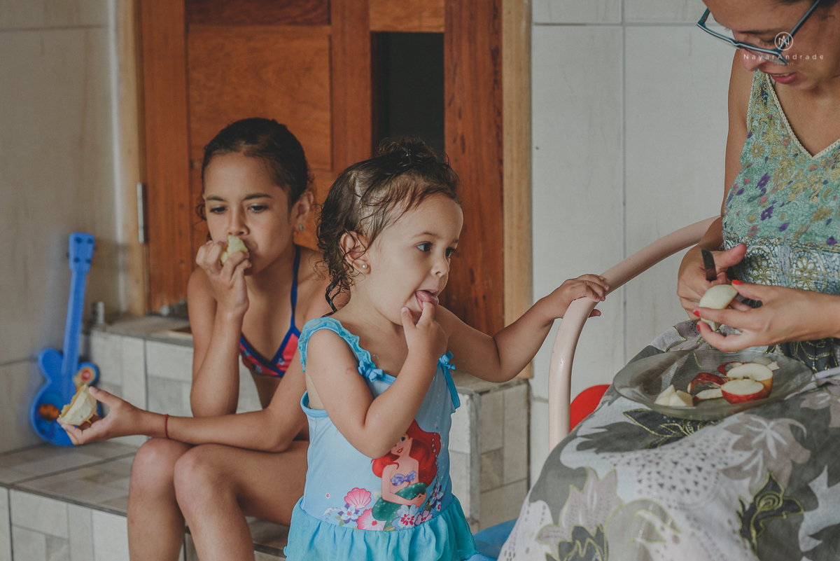 banho de piscina e mangueira na casa da vovo  com direito a espuma e sabao ensaio infantil lifestyle