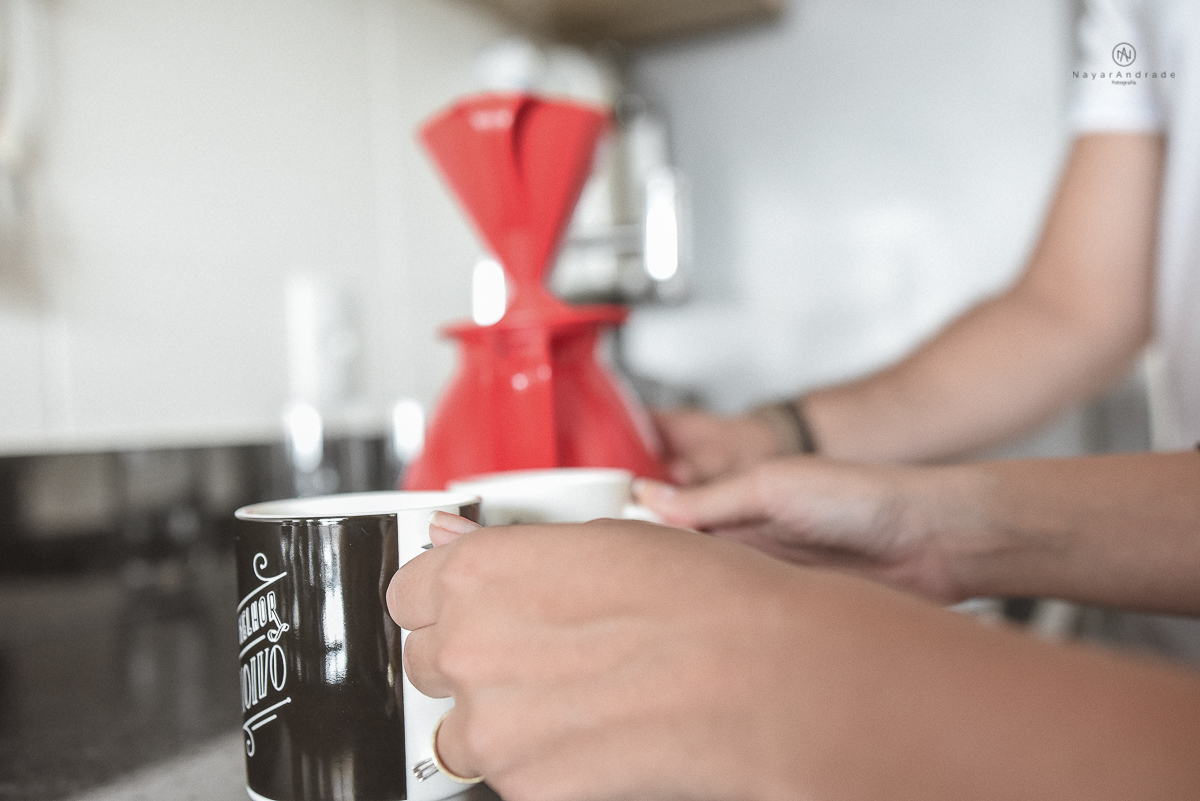 ensaio casal pre wedding feito na casa do casal com cafe, pipoca, cachorrinho e depois fotos feitas na praia com por do sol e a o anoitecer