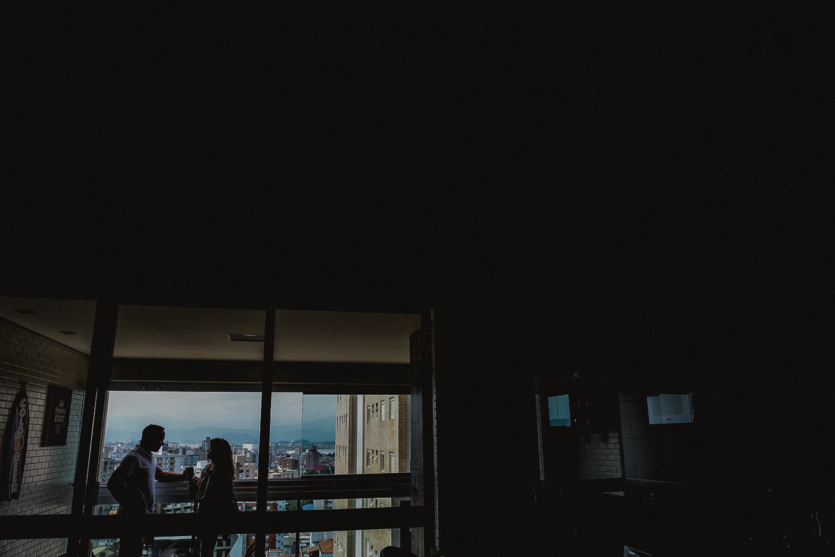 ensaio casal pre wedding feito na casa do casal com cafe, pipoca, cachorrinho e depois fotos feitas na praia com por do sol e a o anoitecer