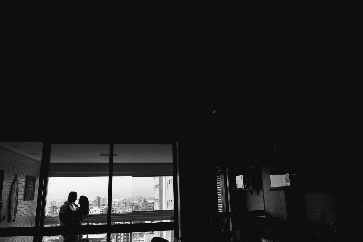 ensaio casal pre wedding feito na casa do casal com cafe, pipoca, cachorrinho e depois fotos feitas na praia com por do sol e a o anoitecer