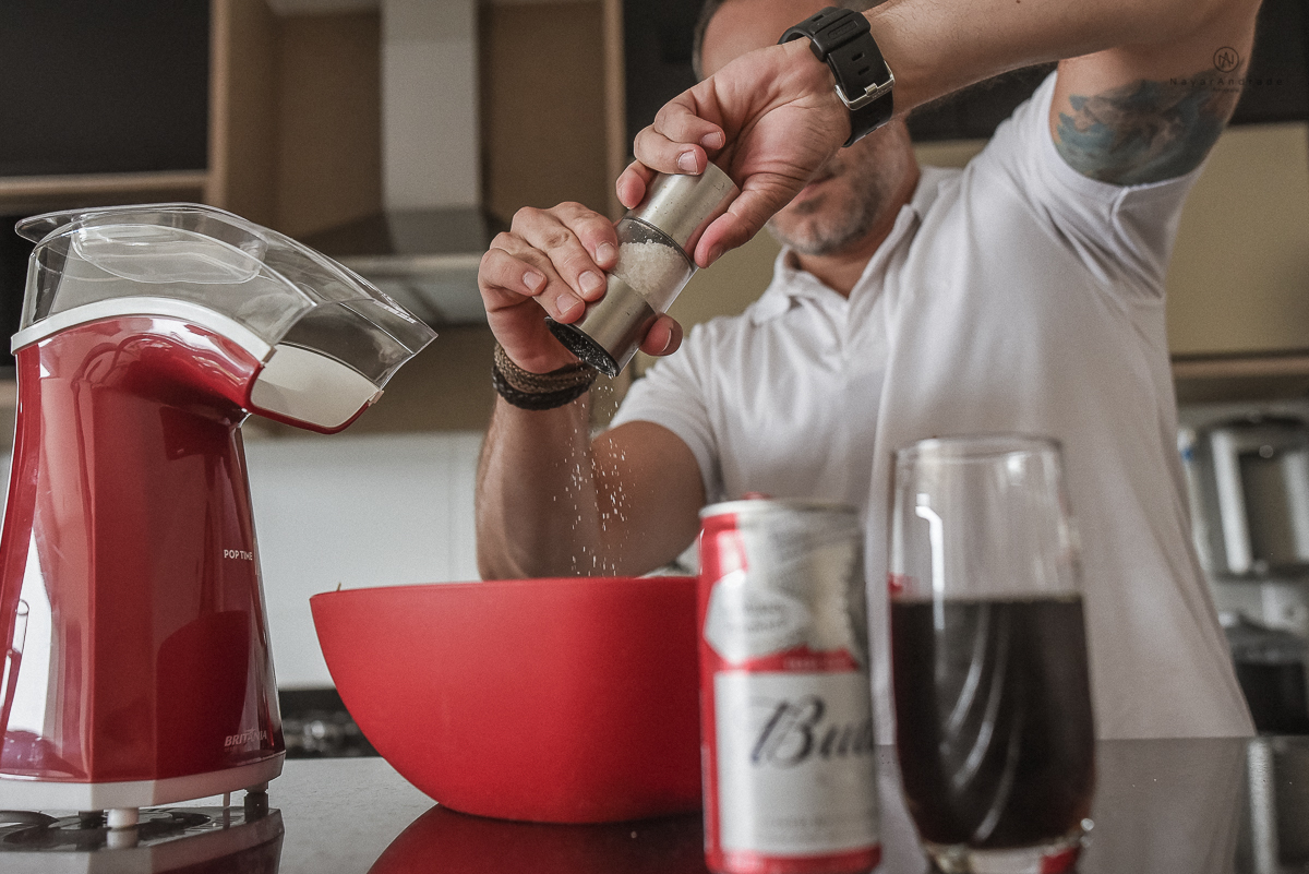 ensaio casal pre wedding feito na casa do casal com cafe, pipoca, cachorrinho e depois fotos feitas na praia com por do sol e a o anoitecer