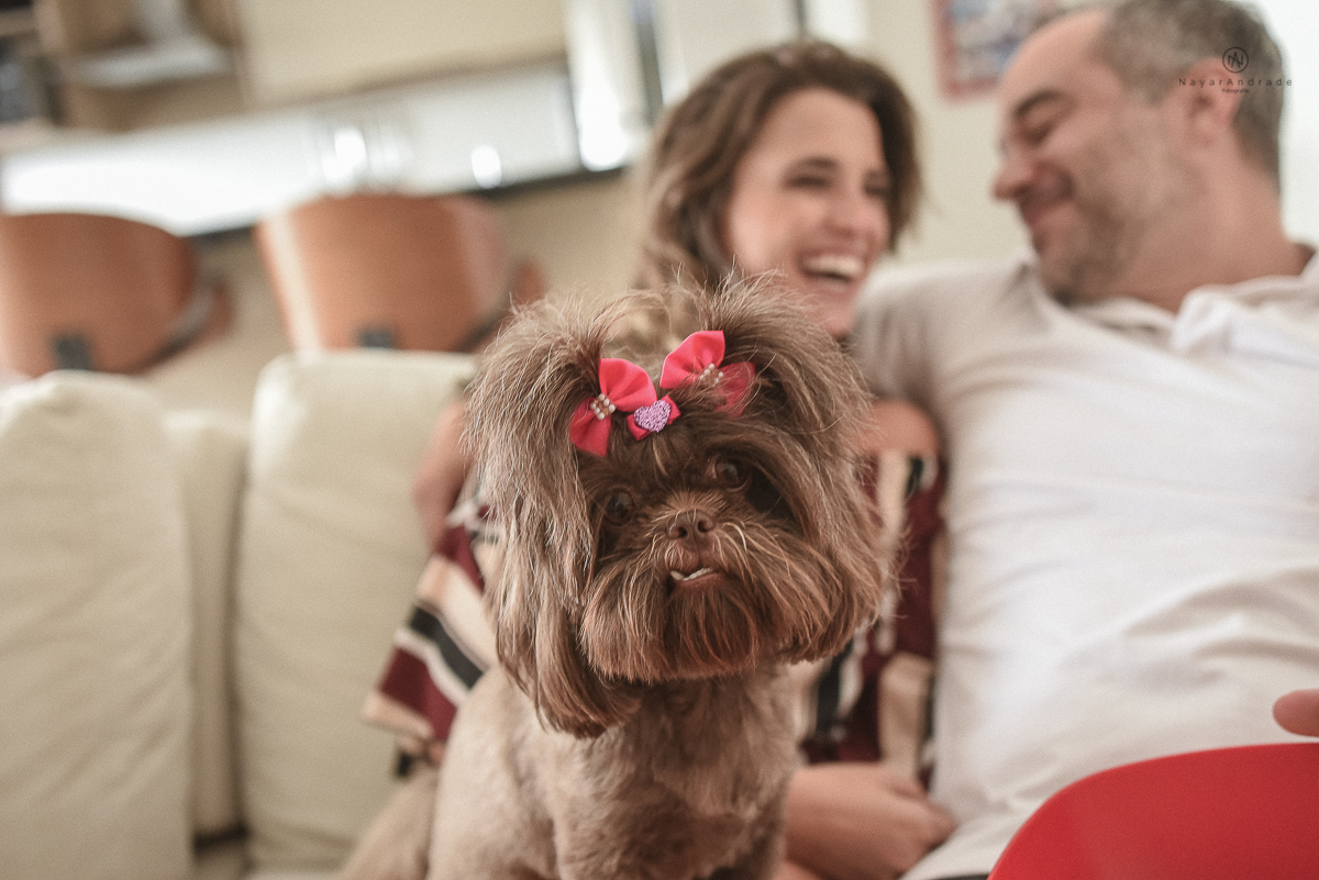 ensaio casal pre wedding feito na casa do casal com cafe, pipoca, cachorrinho e depois fotos feitas na praia com por do sol e a o anoitecer