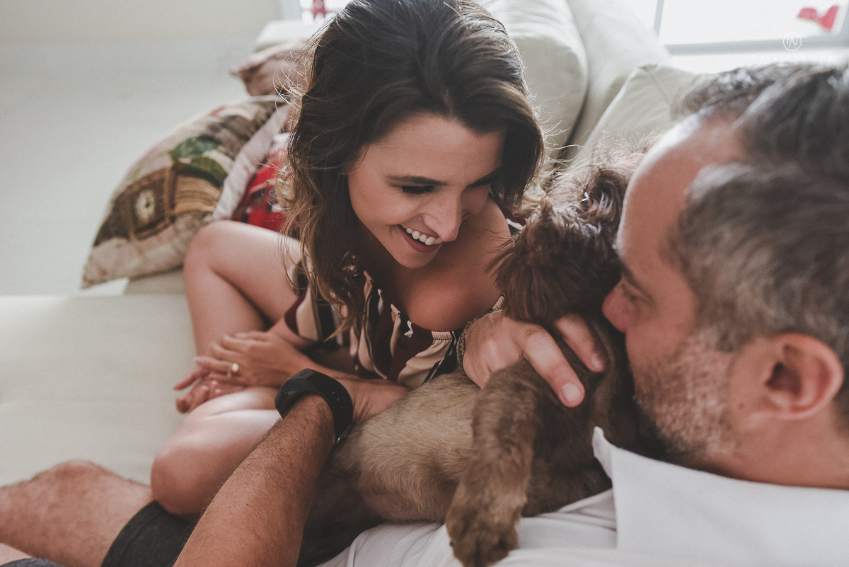 ensaio casal pre wedding feito na casa do casal com cafe, pipoca, cachorrinho e depois fotos feitas na praia com por do sol e a o anoitecer