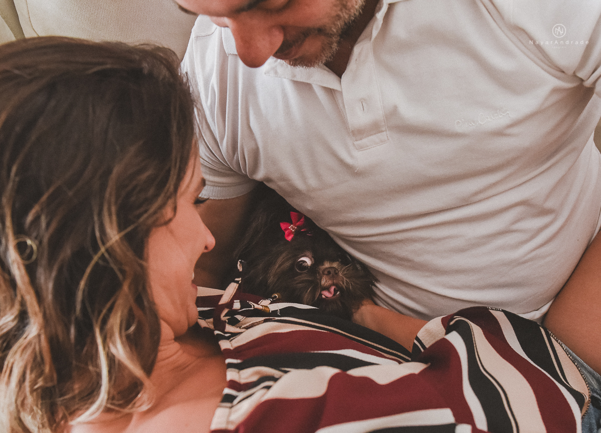 ensaio casal pre wedding feito na casa do casal com cafe, pipoca, cachorrinho e depois fotos feitas na praia com por do sol e a o anoitecer