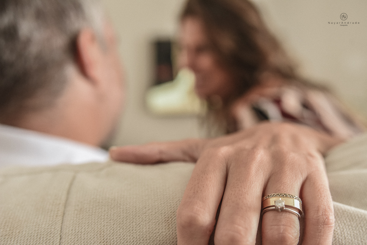 ensaio casal pre wedding feito na casa do casal com cafe, pipoca, cachorrinho e depois fotos feitas na praia com por do sol e a o anoitecer