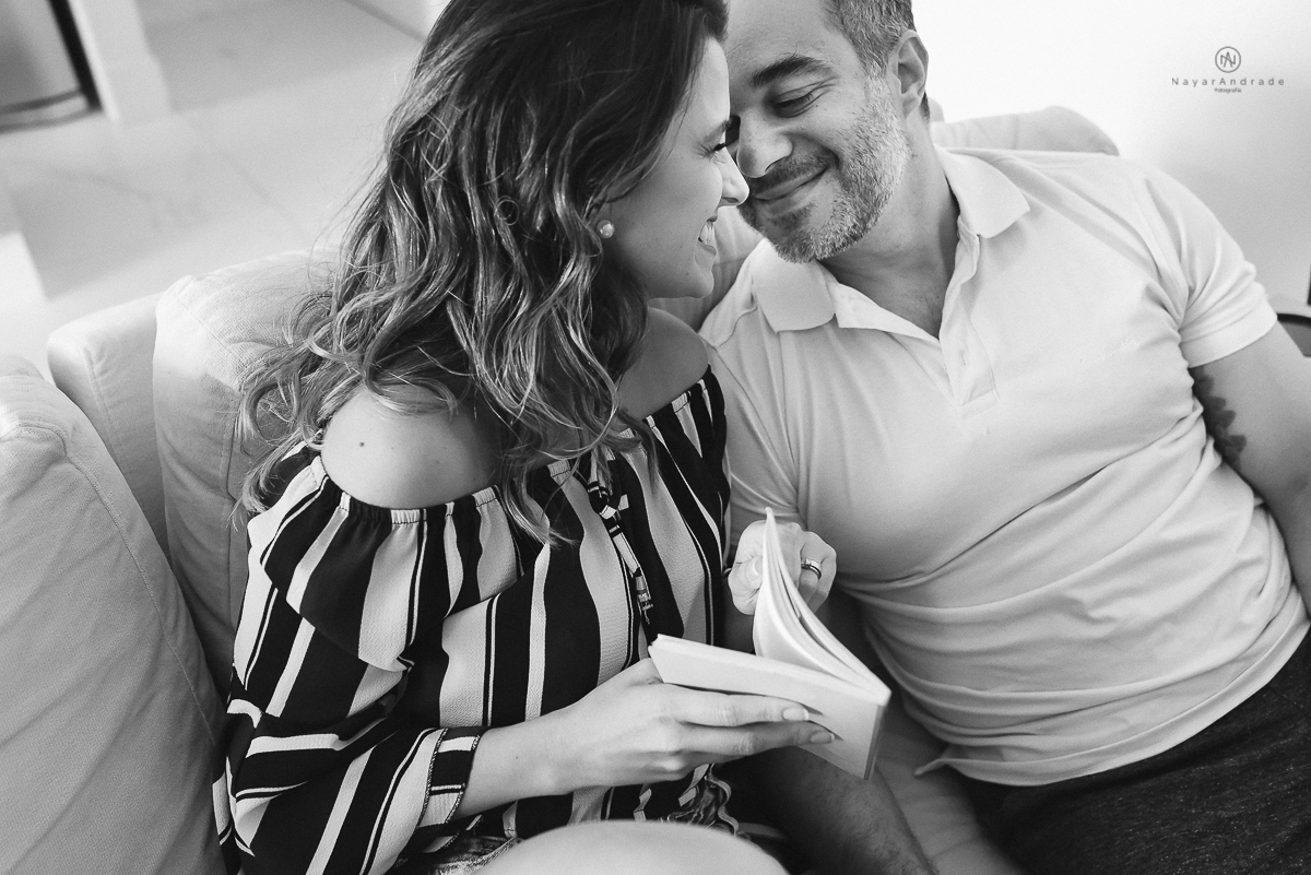 ensaio casal pre wedding feito na casa do casal com cafe, pipoca, cachorrinho e depois fotos feitas na praia com por do sol e a o anoitecer