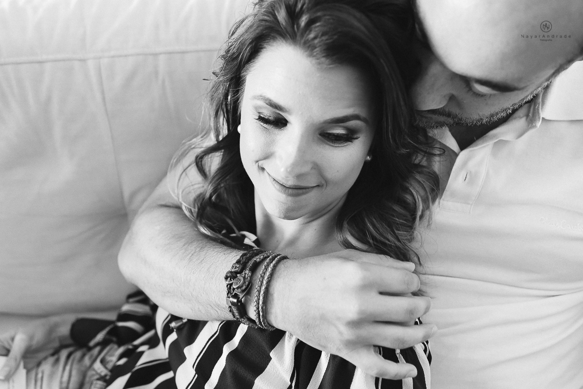 ensaio casal pre wedding feito na casa do casal com cafe, pipoca, cachorrinho e depois fotos feitas na praia com por do sol e a o anoitecer