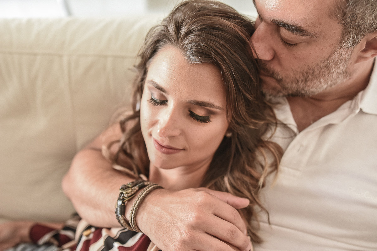 ensaio casal pre wedding feito na casa do casal com cafe, pipoca, cachorrinho e depois fotos feitas na praia com por do sol e a o anoitecer