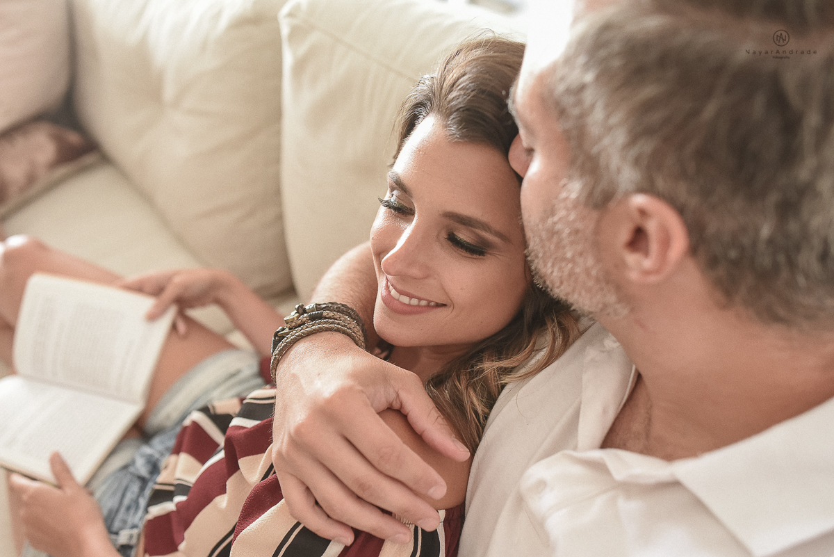 ensaio casal pre wedding feito na casa do casal com cafe, pipoca, cachorrinho e depois fotos feitas na praia com por do sol e a o anoitecer