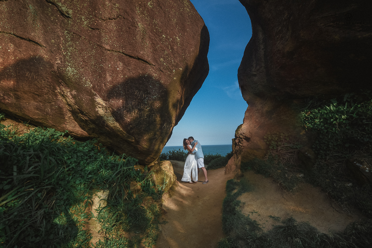 ensaio casal pre wedding feito na casa do casal com cafe, pipoca, cachorrinho e depois fotos feitas na praia com por do sol e a o anoitecer