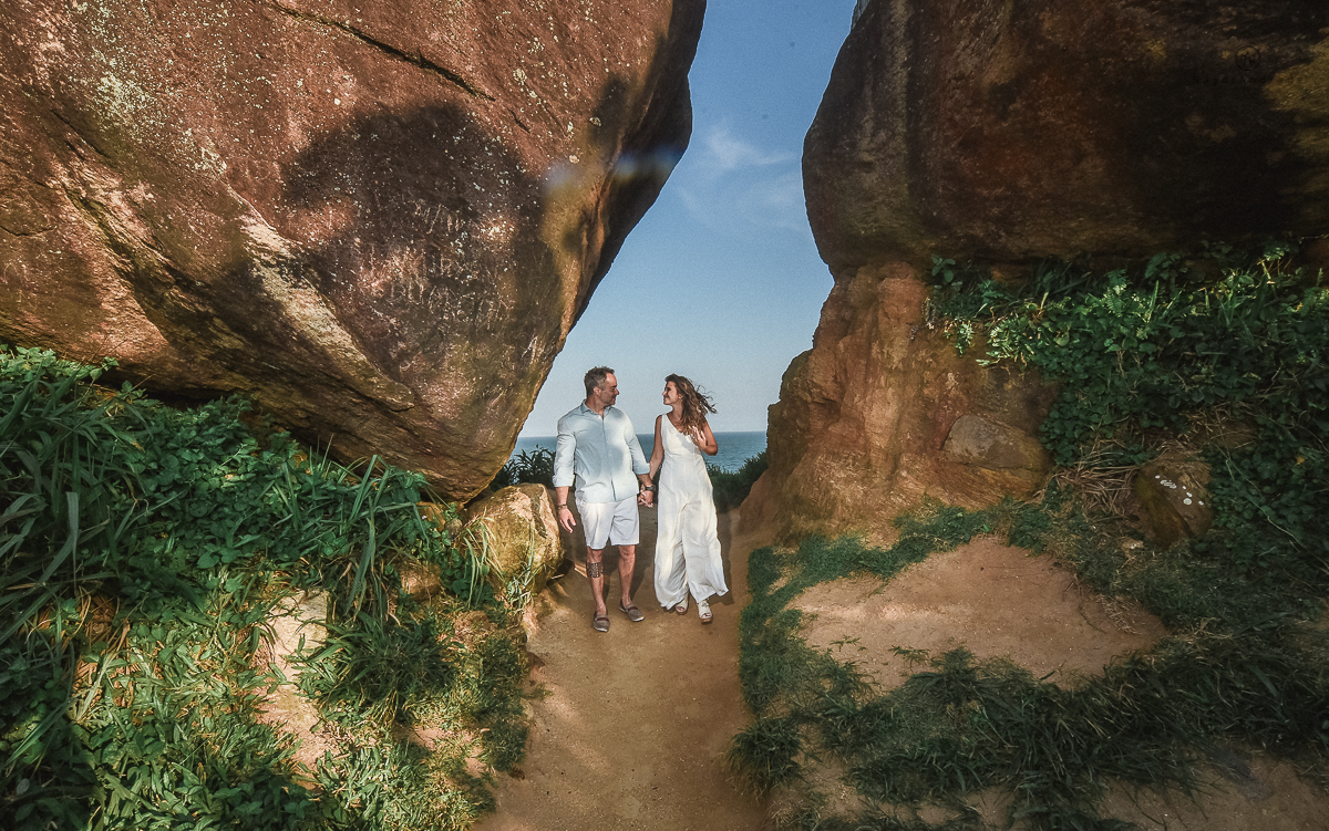 ensaio casal pre wedding feito na casa do casal com cafe, pipoca, cachorrinho e depois fotos feitas na praia com por do sol e a o anoitecer