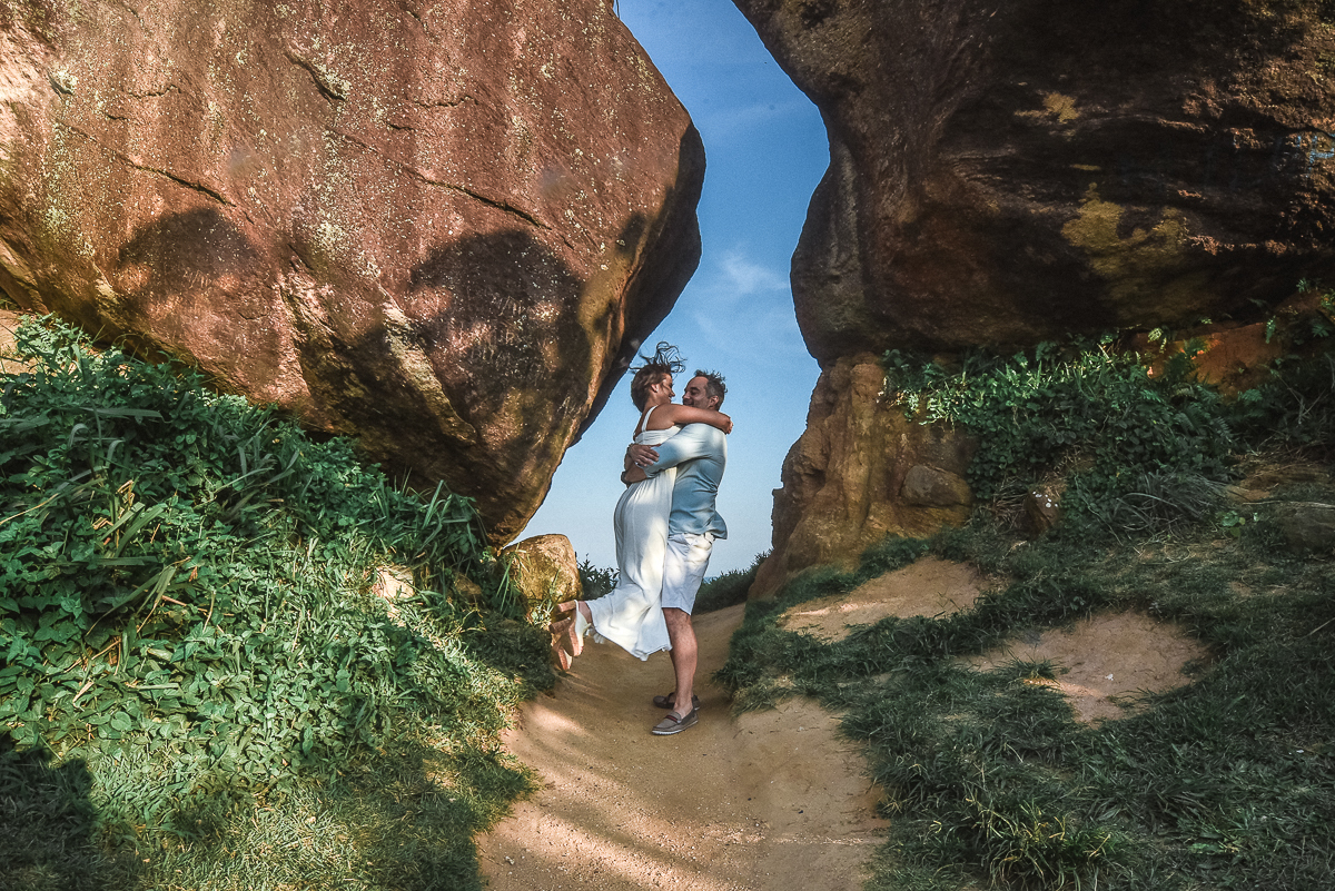ensaio casal pre wedding feito na casa do casal com cafe, pipoca, cachorrinho e depois fotos feitas na praia com por do sol e a o anoitecer