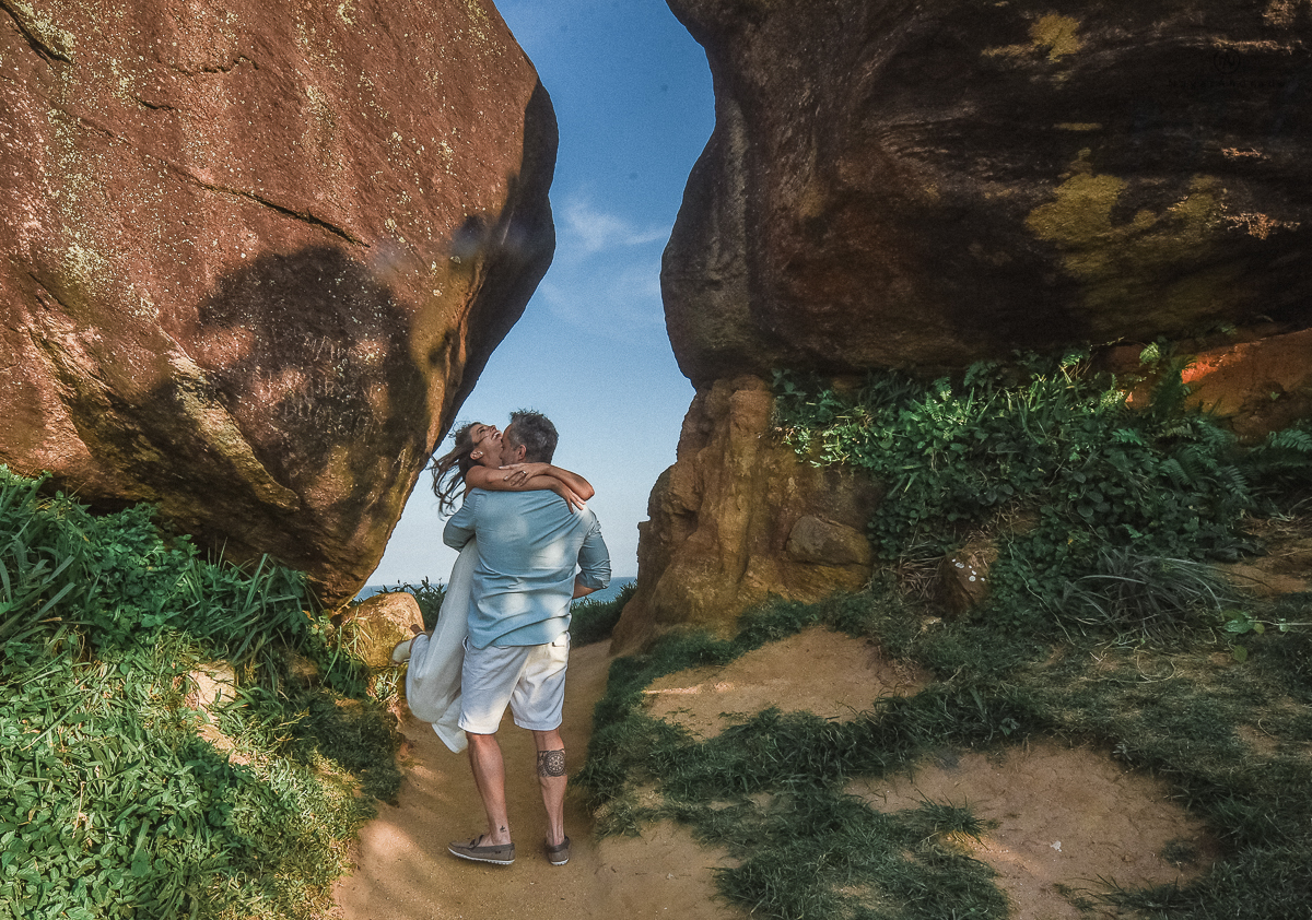 ensaio casal pre wedding feito na casa do casal com cafe, pipoca, cachorrinho e depois fotos feitas na praia com por do sol e a o anoitecer