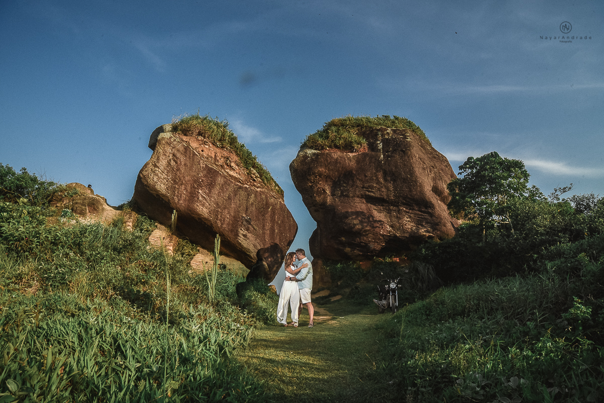 ensaio casal pre wedding feito na casa do casal com cafe, pipoca, cachorrinho e depois fotos feitas na praia com por do sol e a o anoitecer
