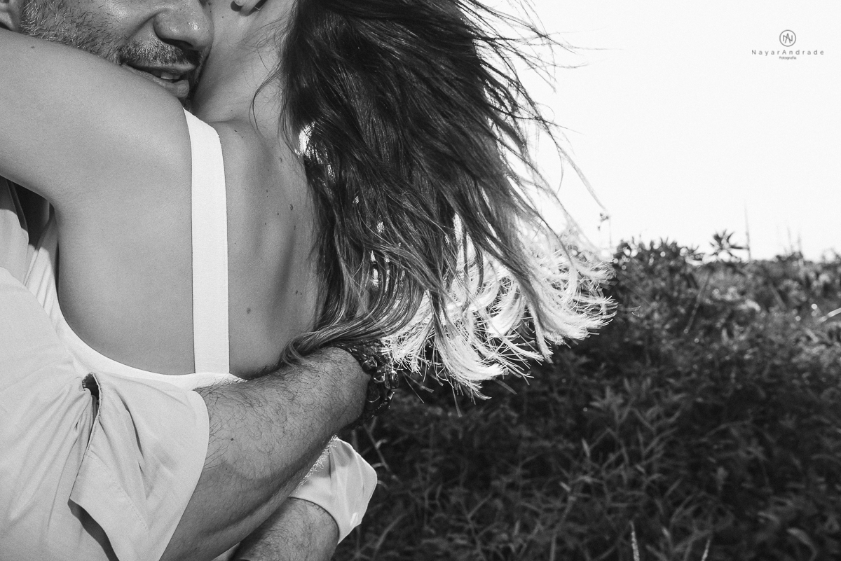 ensaio casal pre wedding feito na casa do casal com cafe, pipoca, cachorrinho e depois fotos feitas na praia com por do sol e a o anoitecer