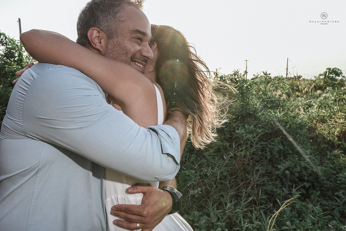ensaio casal pre wedding feito na casa do casal com cafe, pipoca, cachorrinho e depois fotos feitas na praia com por do sol e a o anoitecer