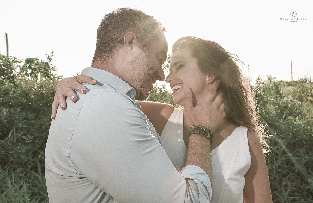 ensaio casal pre wedding feito na casa do casal com cafe, pipoca, cachorrinho e depois fotos feitas na praia com por do sol e a o anoitecer