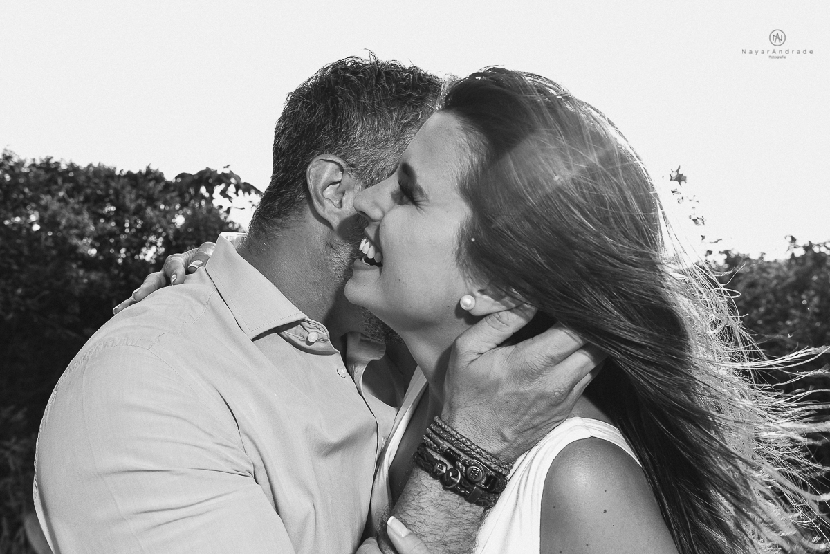 ensaio casal pre wedding feito na casa do casal com cafe, pipoca, cachorrinho e depois fotos feitas na praia com por do sol e a o anoitecer