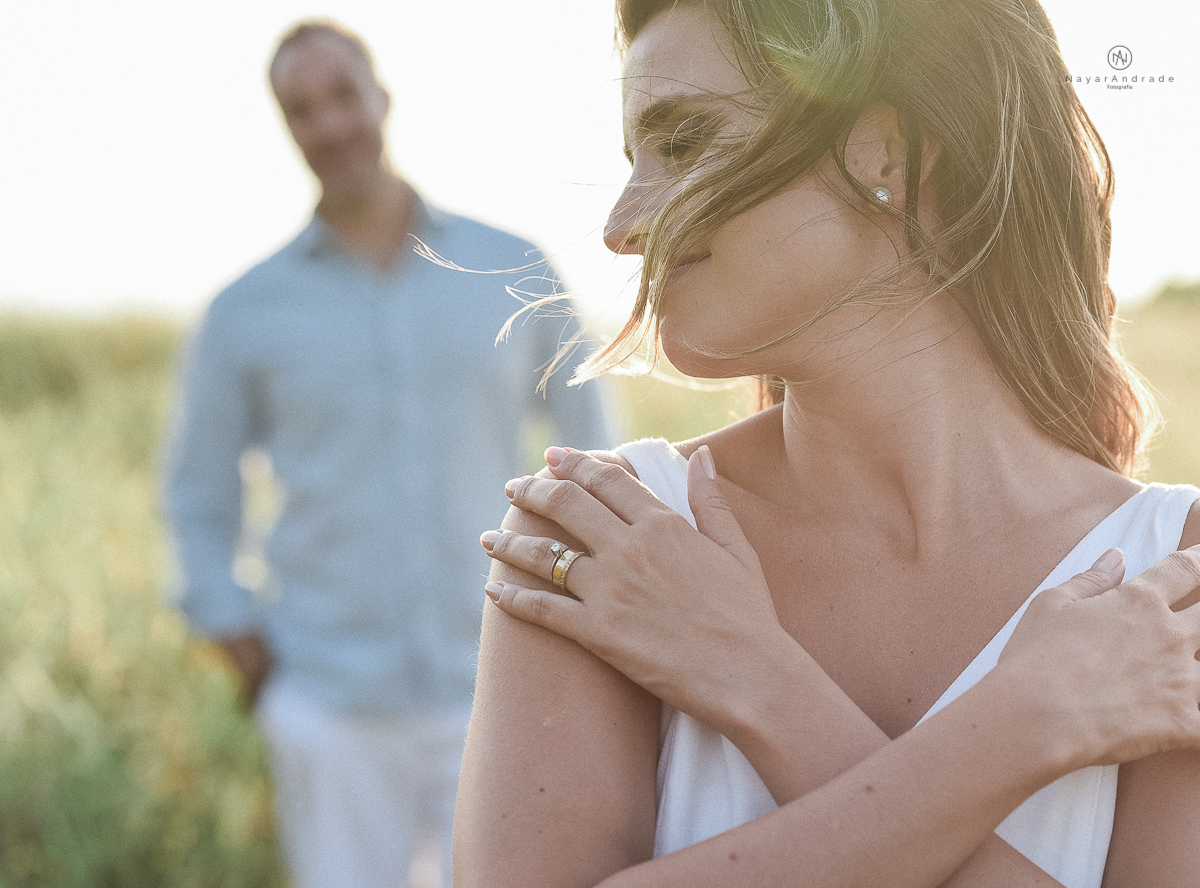 ensaio feito no fim de tarde na praia com a golden hour lindos raios de sol e luz natural casal romantico e apaixonado