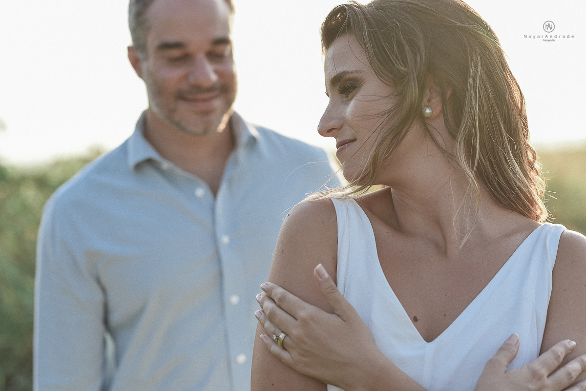ensaio feito no fim de tarde na praia com a golden hour lindos raios de sol e luz natural casal romantico e apaixonado