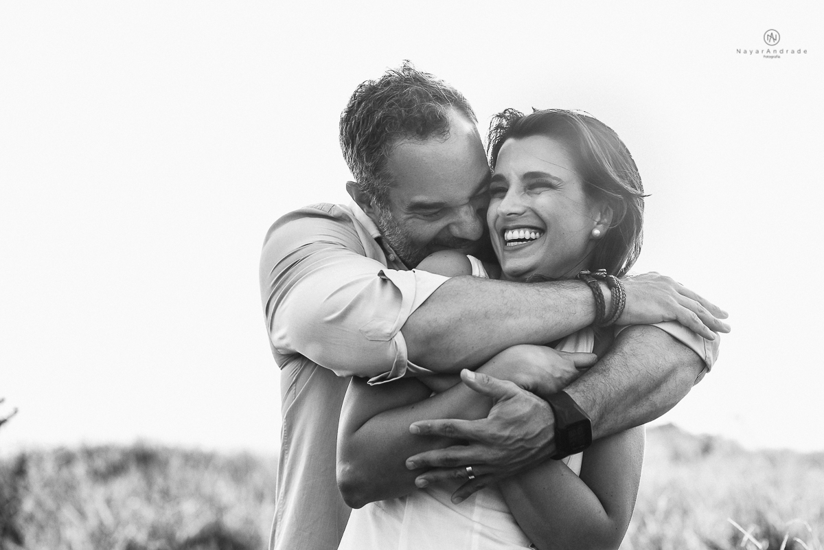 ensaio feito no fim de tarde na praia com a golden hour lindos raios de sol e luz natural casal romantico e apaixonado