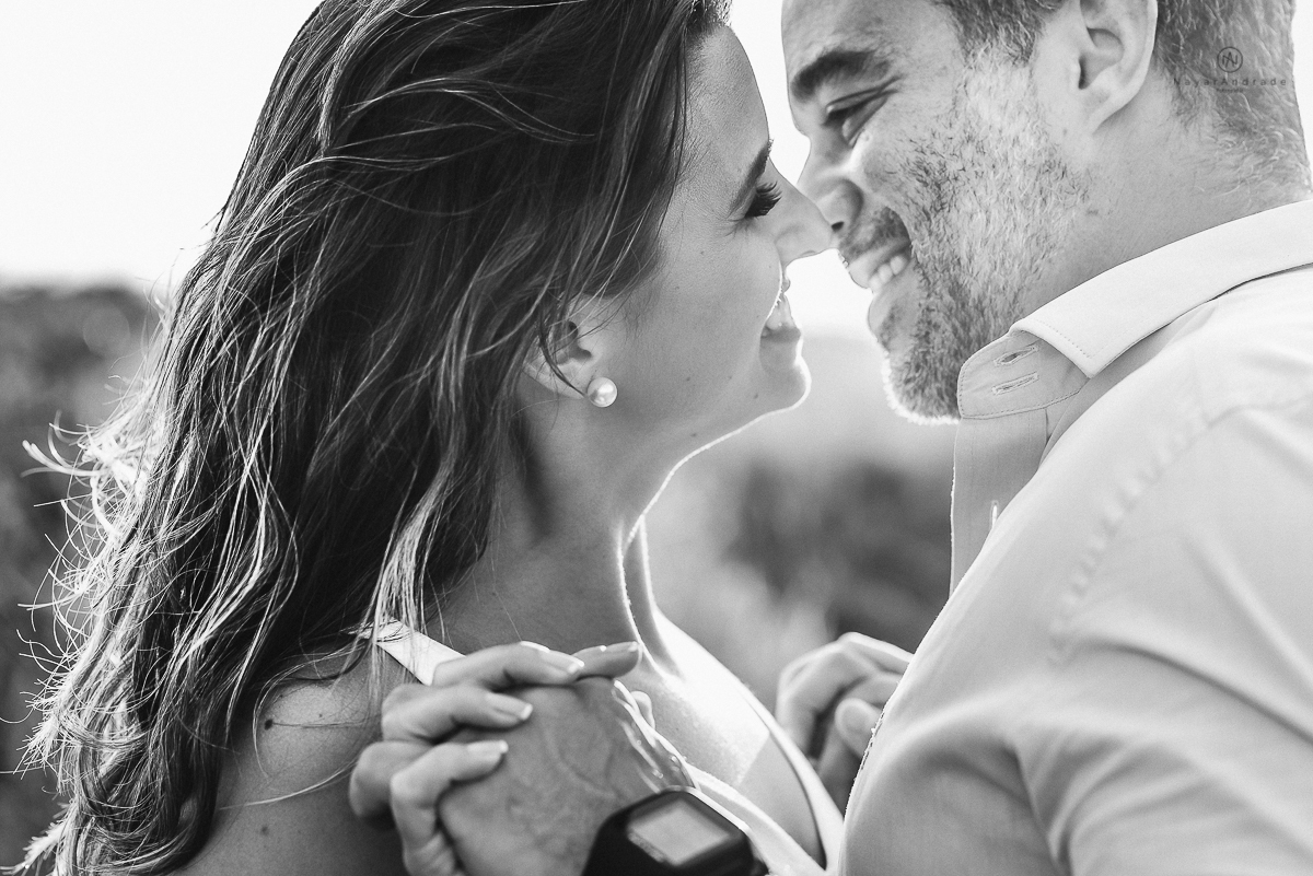 ensaio feito no fim de tarde na praia com a golden hour lindos raios de sol e luz natural casal romantico e apaixonado