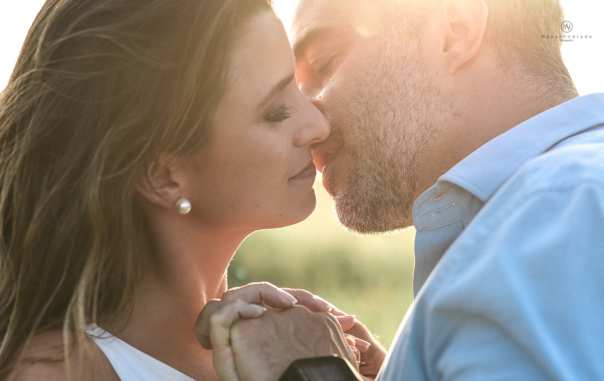 ensaio feito no fim de tarde na praia com a golden hour lindos raios de sol e luz natural casal romantico e apaixonado