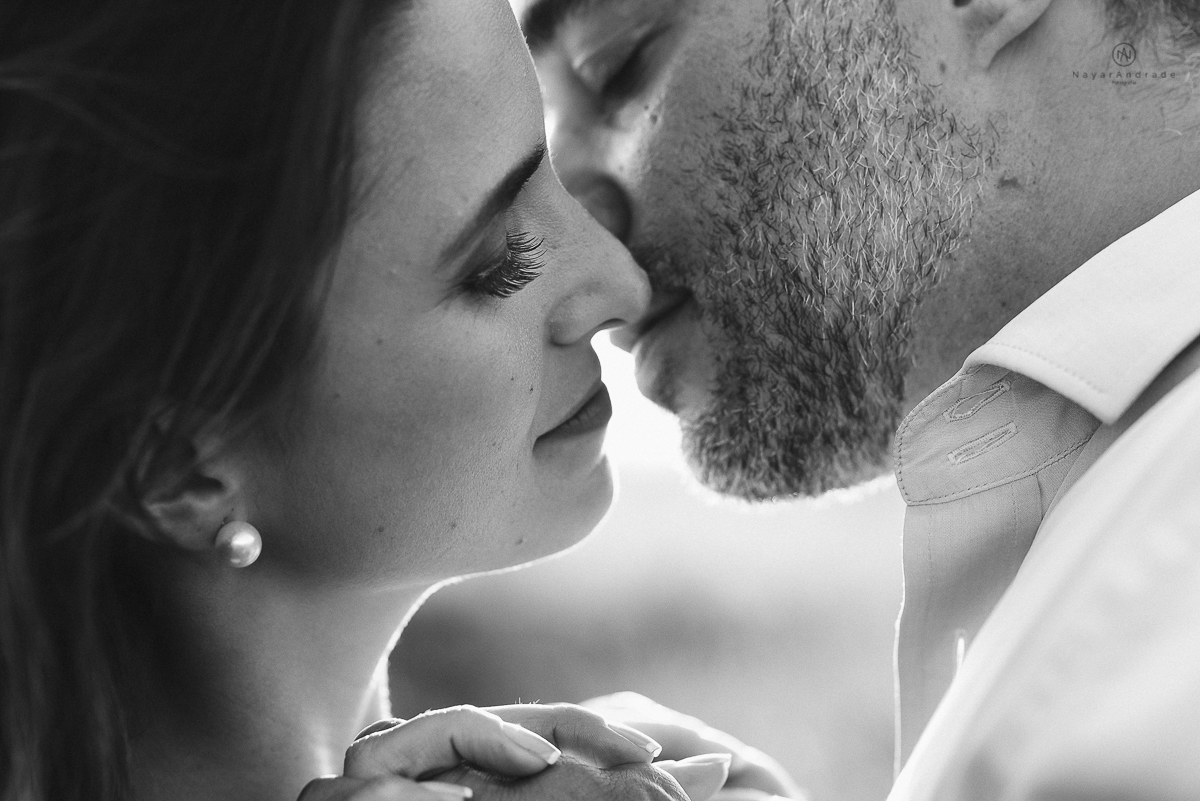 ensaio feito no fim de tarde na praia com a golden hour lindos raios de sol e luz natural casal romantico e apaixonado