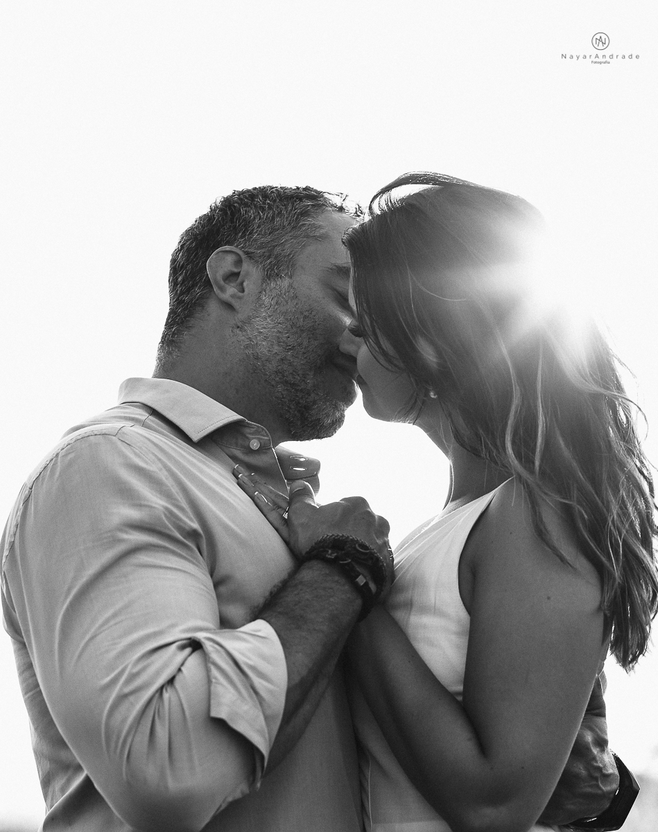 ensaio feito no fim de tarde na praia com a golden hour lindos raios de sol e luz natural casal romantico e apaixonado