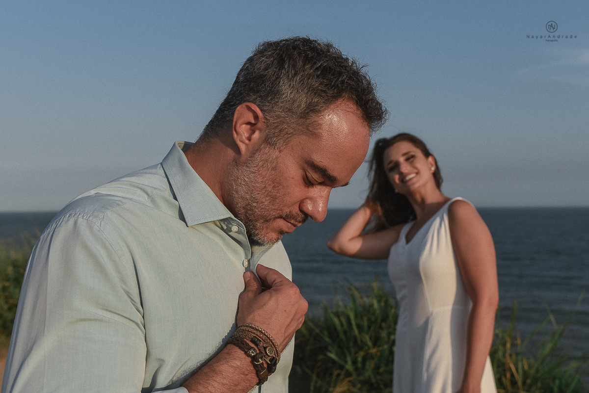 ensaio feito no fim de tarde na praia com a golden hour lindos raios de sol e luz natural casal romantico e apaixonado