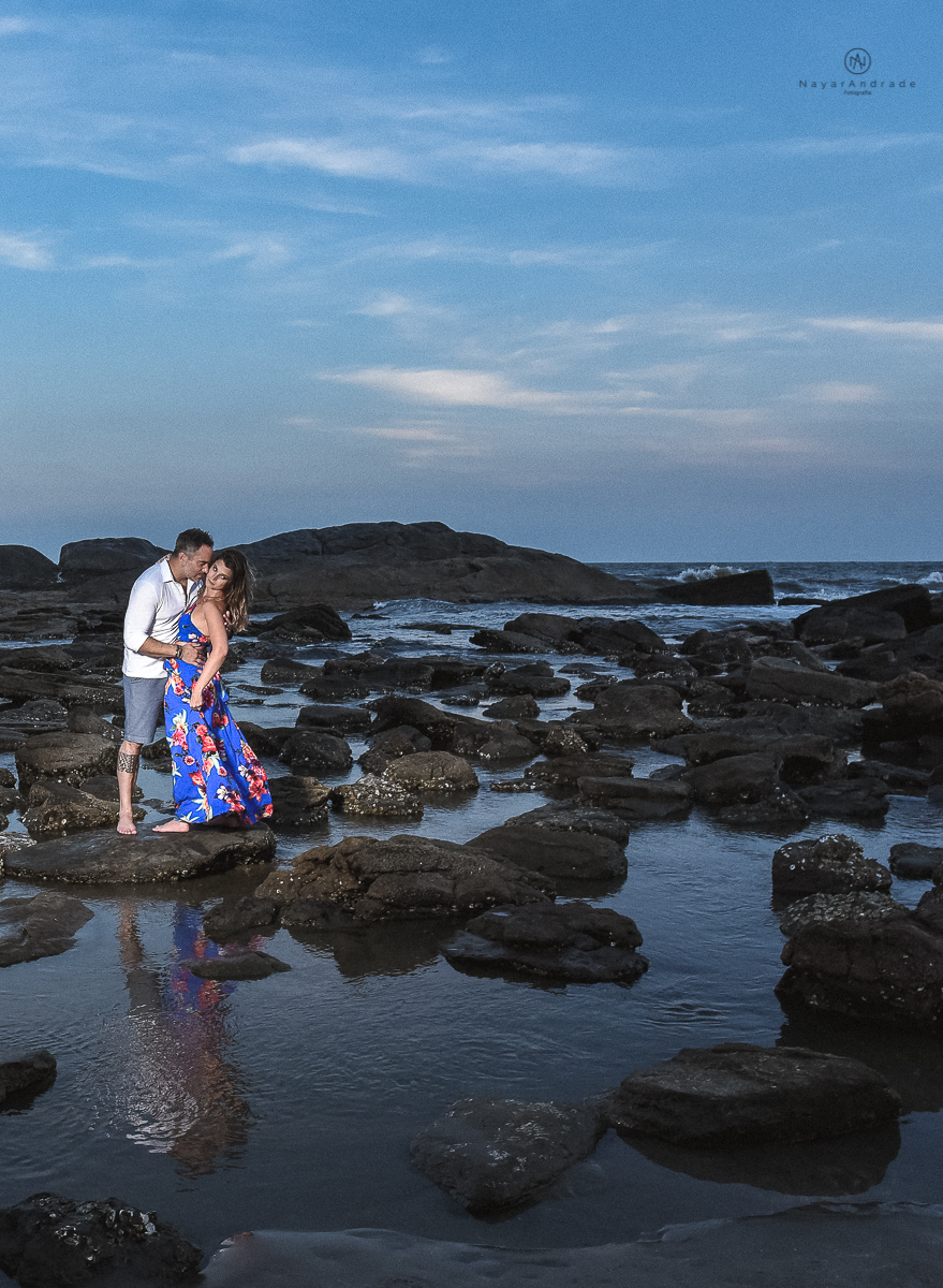 ensaio feito no fim de tarde na praia com a golden hour lindos raios de sol e luz natural casal romantico e apaixonado
