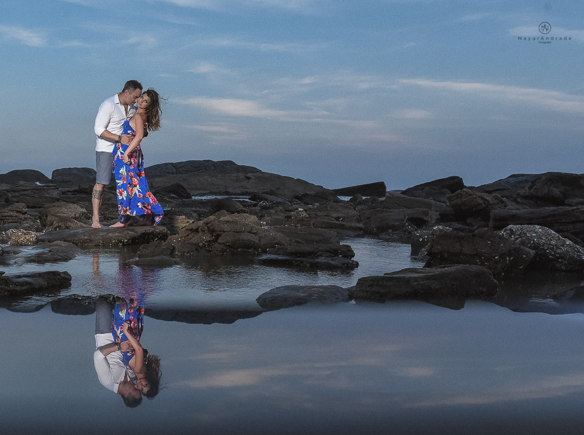 ensaio feito no fim de tarde na praia com a golden hour lindos raios de sol e luz natural casal romantico e apaixonado