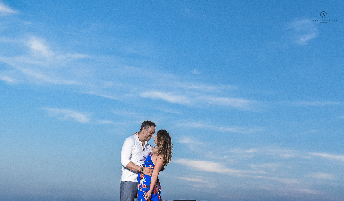 ensaio feito no fim de tarde na praia com a golden hour lindos raios de sol e luz natural casal romantico e apaixonado