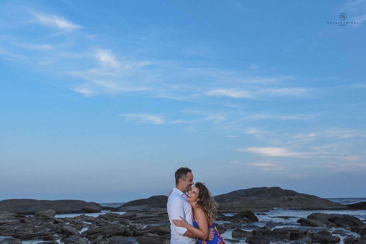ensaio feito no fim de tarde na praia com a golden hour lindos raios de sol e luz natural casal romantico e apaixonado
