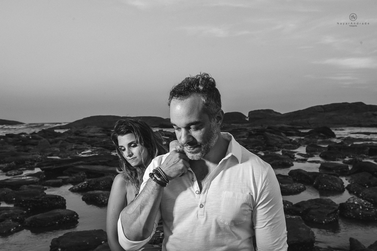 ensaio feito no fim de tarde na praia com a golden hour lindos raios de sol e luz natural casal romantico e apaixonado