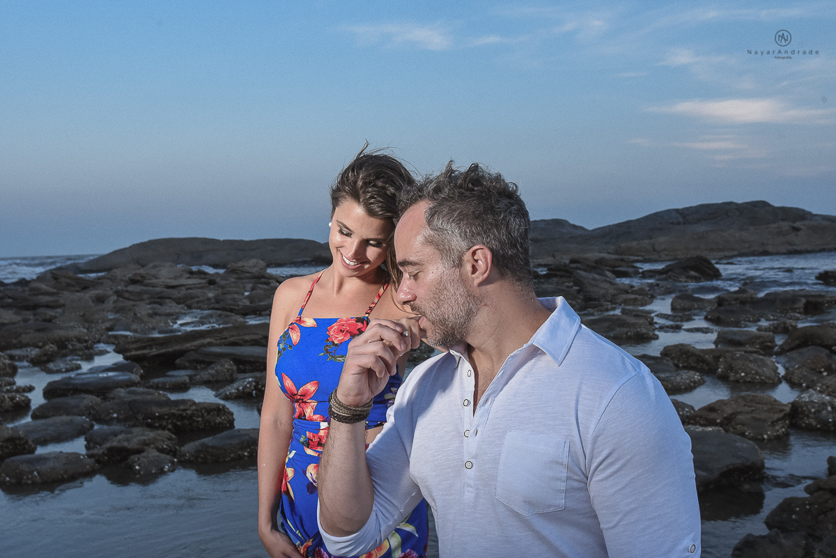 ensaio feito no fim de tarde na praia com a golden hour lindos raios de sol e luz natural casal romantico e apaixonado