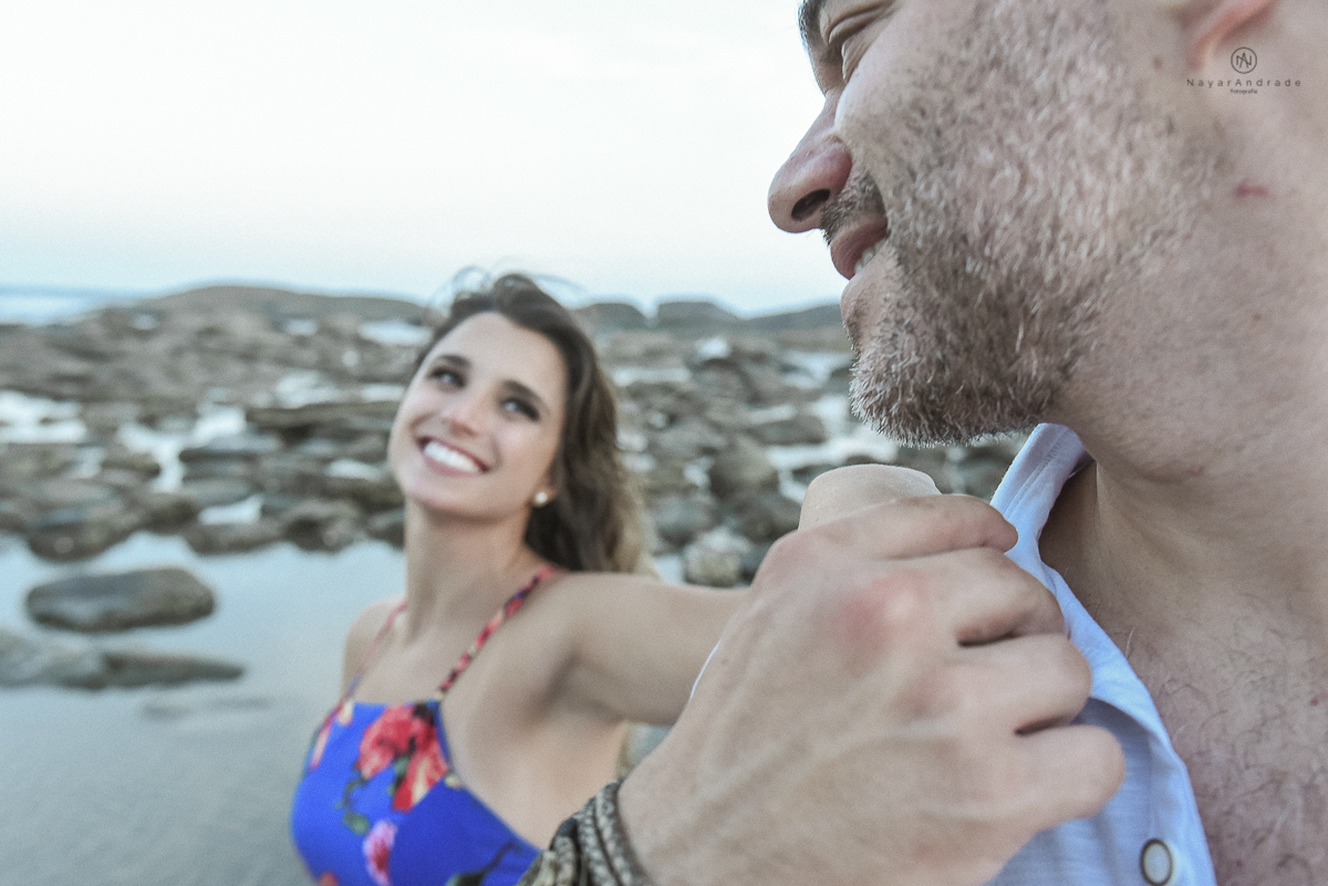 ensaio feito no fim de tarde na praia com a golden hour lindos raios de sol e luz natural casal romantico e apaixonado