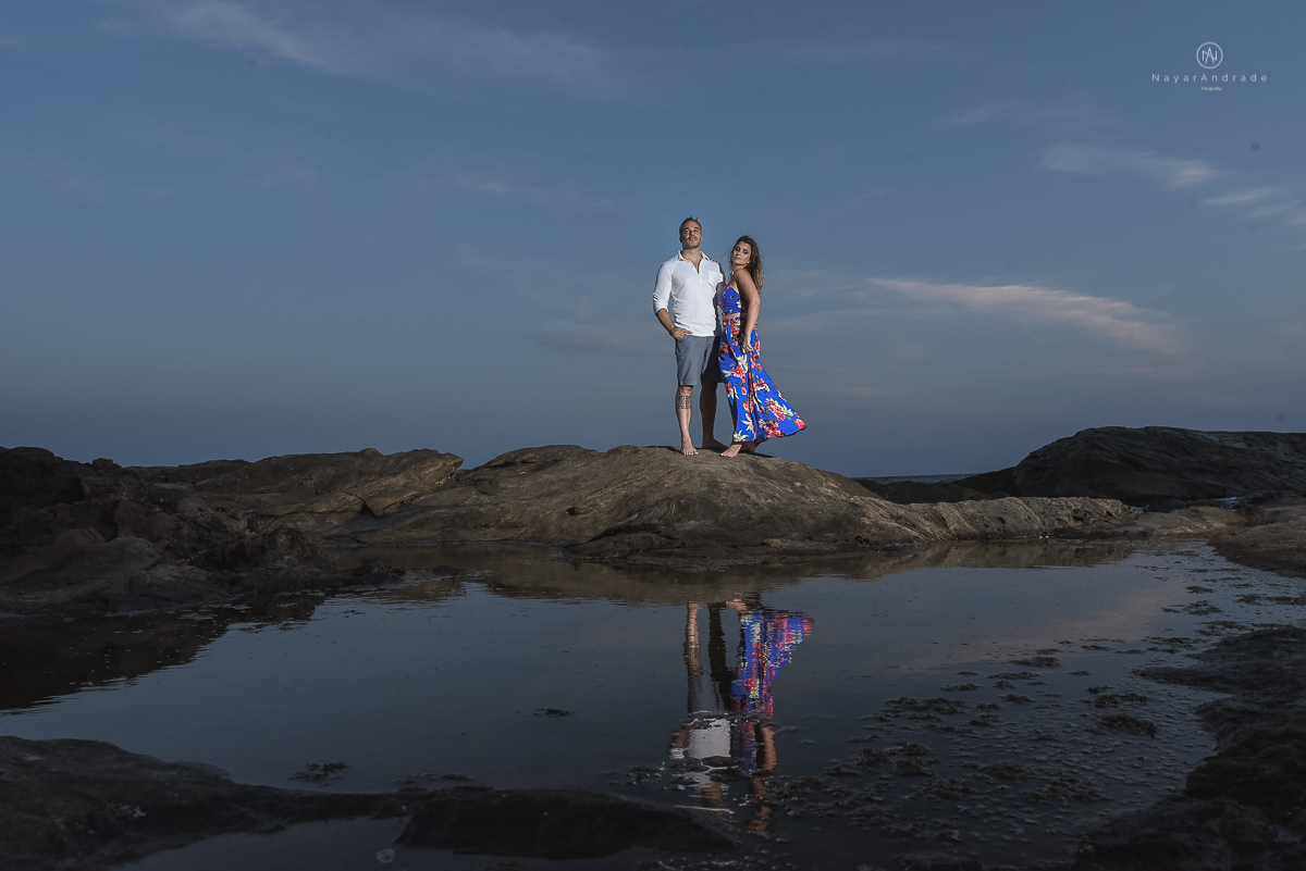 ensaio feito no fim de tarde na praia com a golden hour lindos raios de sol e luz natural casal romantico e apaixonado