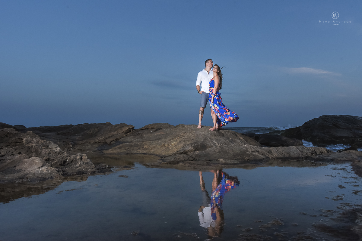 ensaio feito no fim de tarde na praia com a golden hour lindos raios de sol e luz natural casal romantico e apaixonado