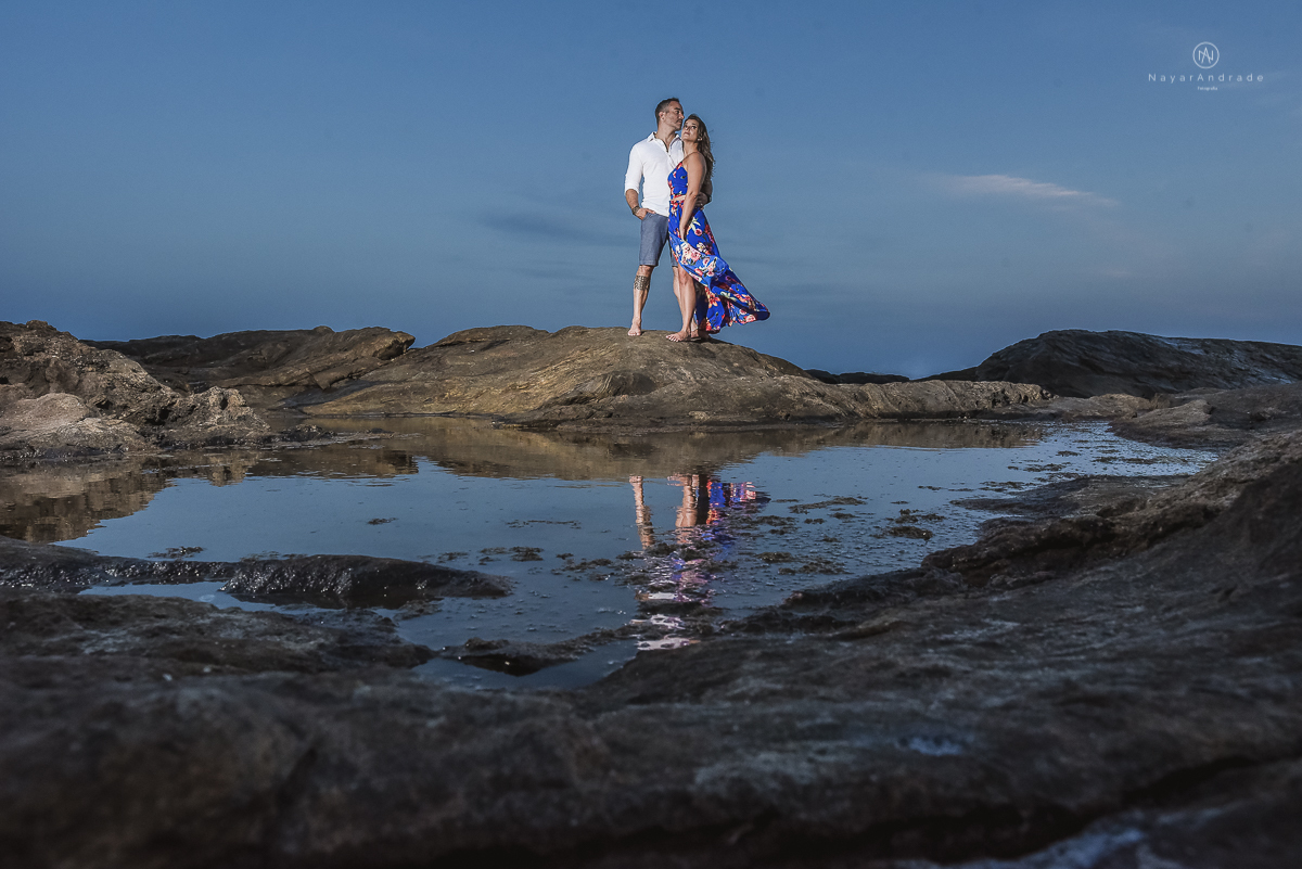 ensaio feito no fim de tarde na praia com a golden hour lindos raios de sol e luz natural casal romantico e apaixonado