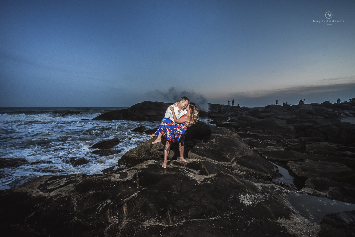 ensaio feito no fim de tarde na praia com a golden hour lindos raios de sol e luz natural casal romantico e apaixonado