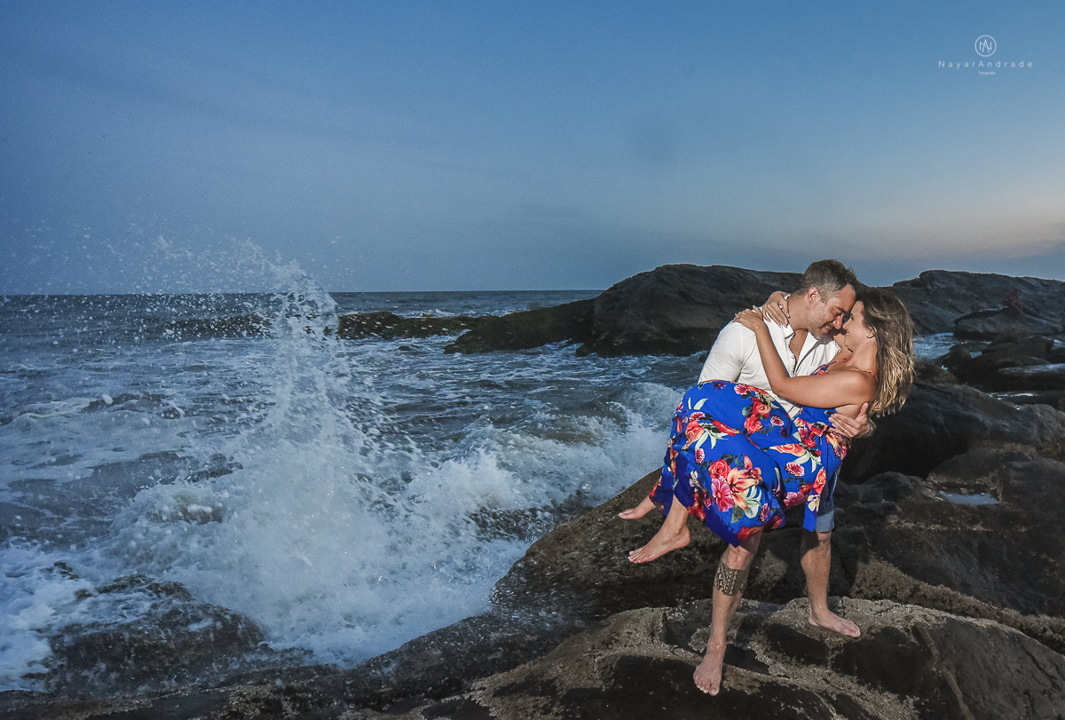 ensaio feito no fim de tarde na praia com a golden hour lindos raios de sol e luz natural casal romantico e apaixonado