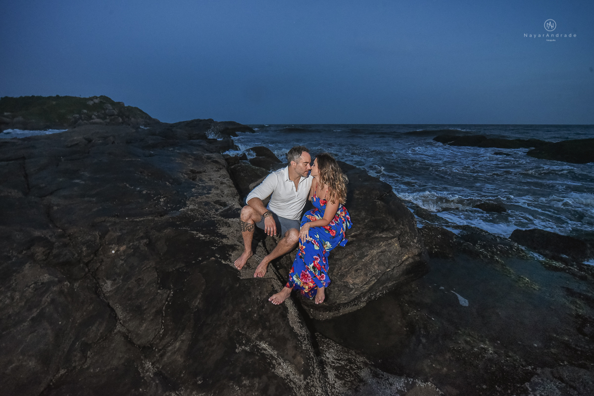 ensaio feito no fim de tarde na praia com a golden hour lindos raios de sol e luz natural casal romantico e apaixonado