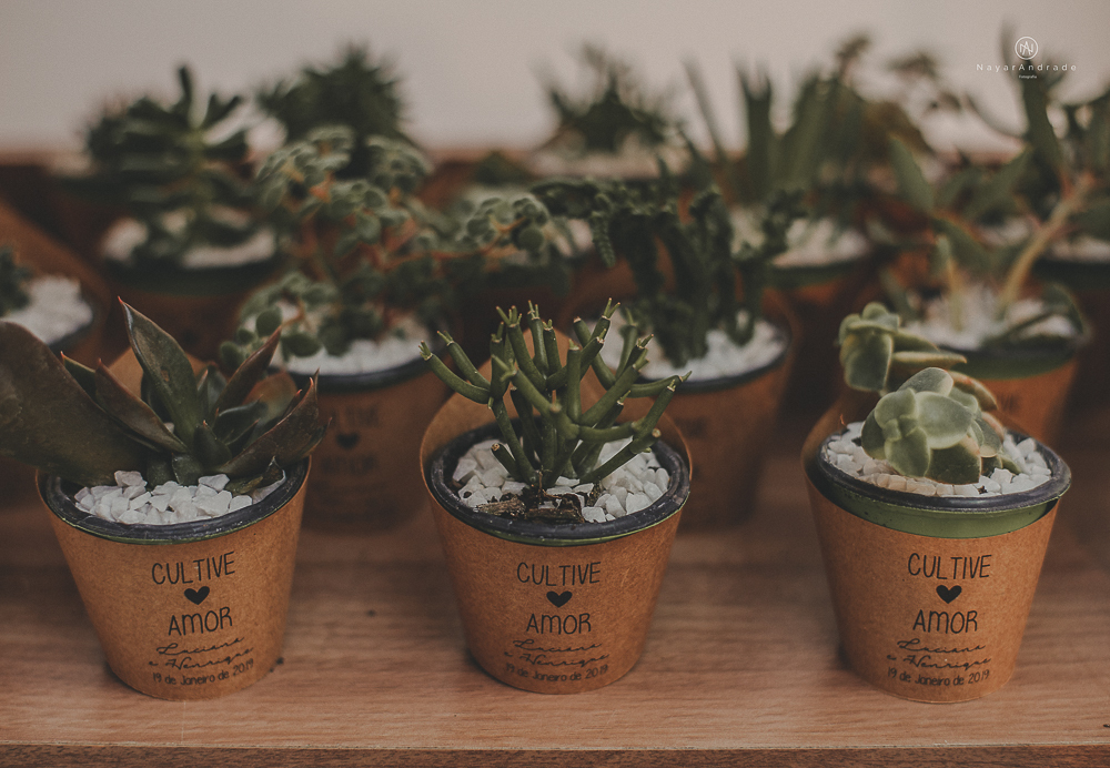 decoraçao rustica tropical com flores oloridas casamento noturno