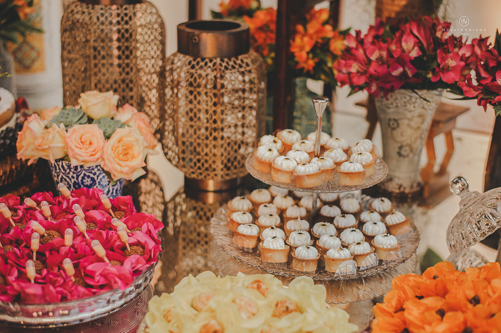 decoraçao rustica tropical com flores oloridas casamento noturno