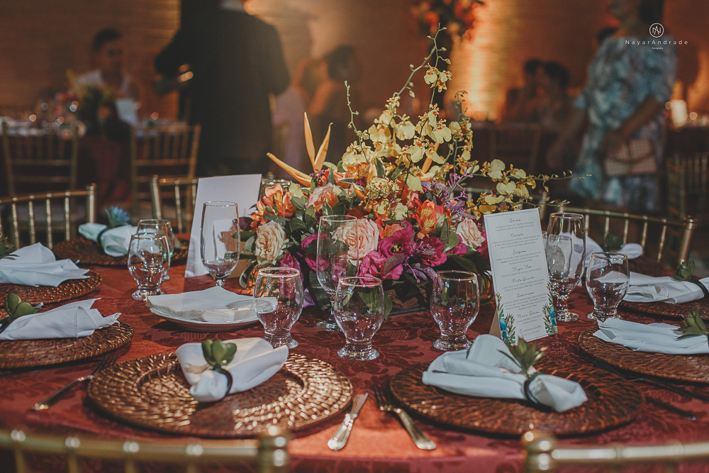 decoraçao rustica tropical com flores oloridas casamento noturno